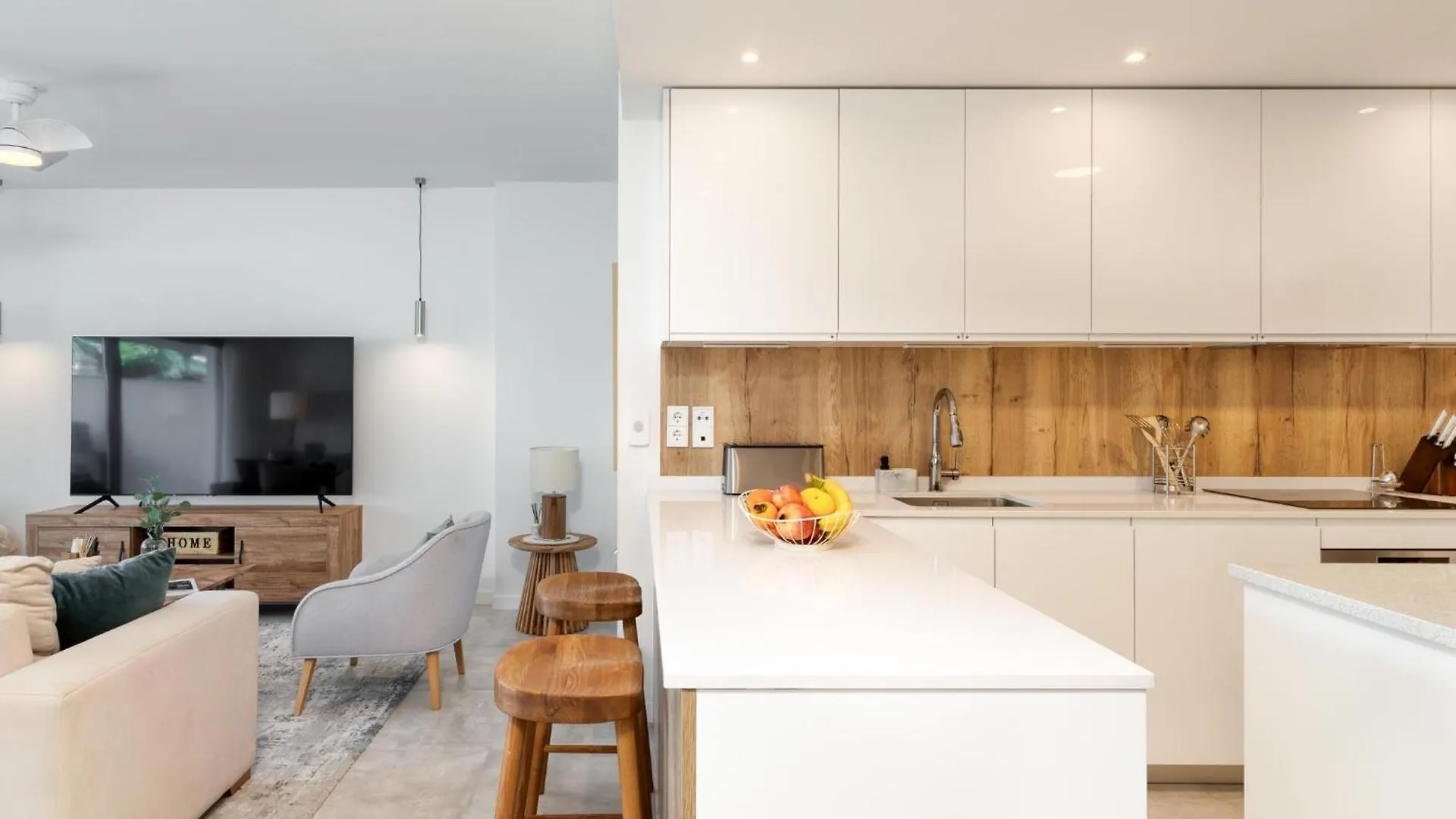 Spacious Apartment With Terrace And Garden Close To The Sea إِستيبونا