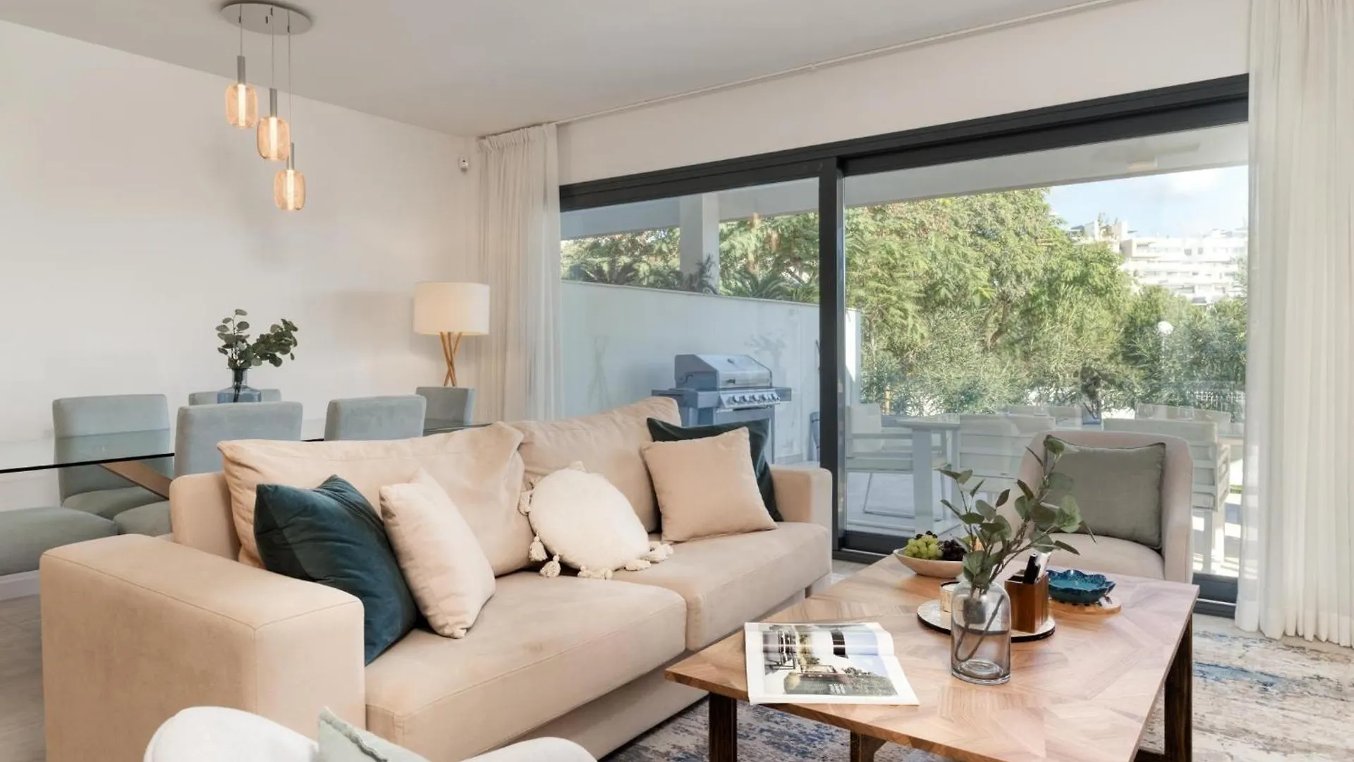 Spacious Apartment With Terrace And Garden Close To The Sea إِستيبونا