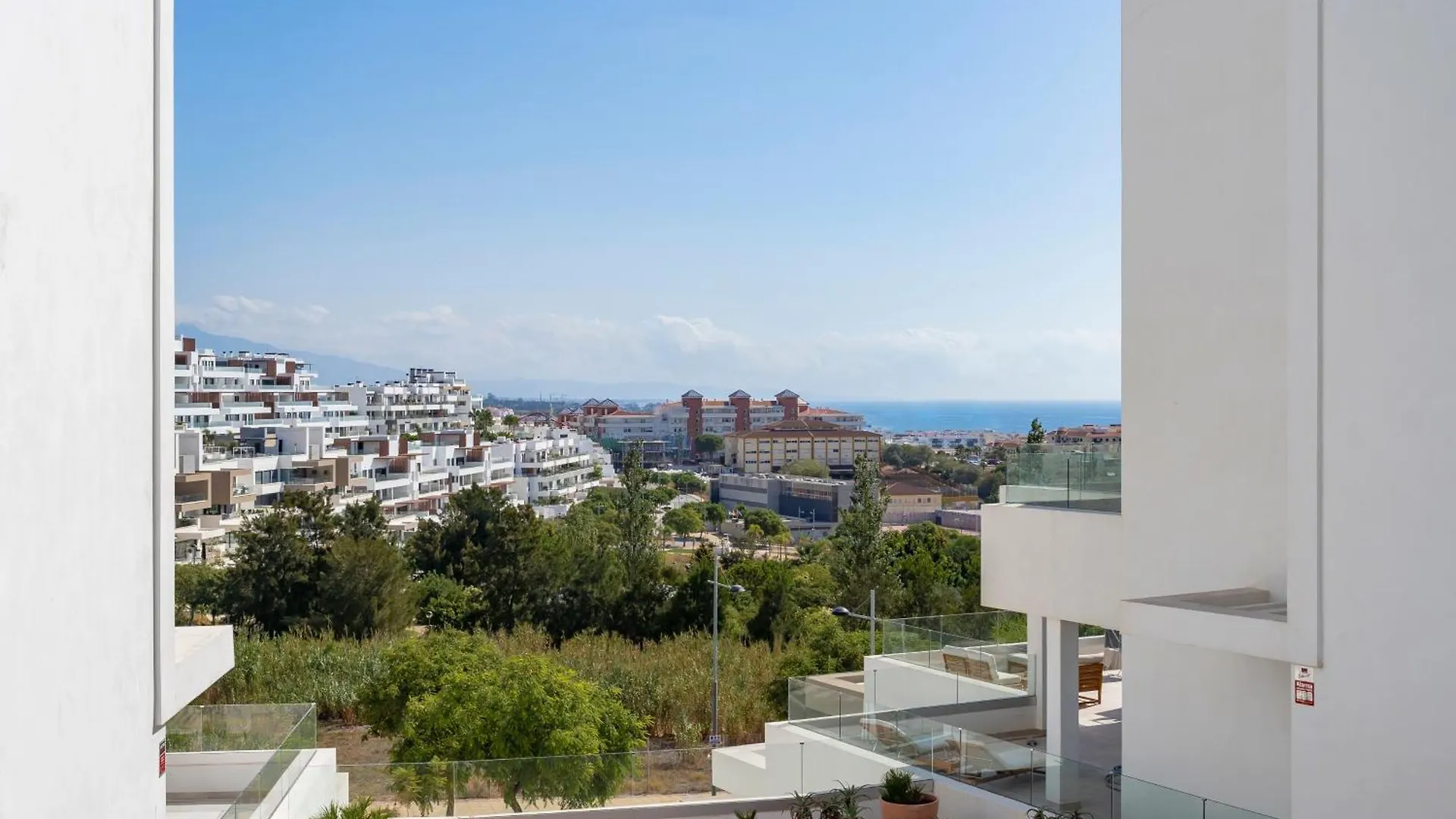 Spacious Apartment With Terrace And Garden Close To The Sea إِستيبونا