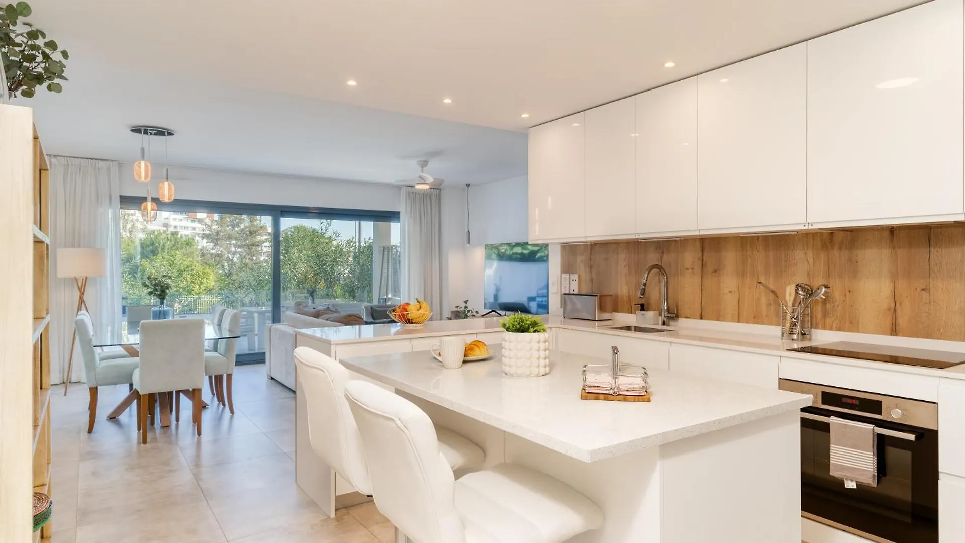 Spacious Apartment With Terrace And Garden Close To The Sea إِستيبونا