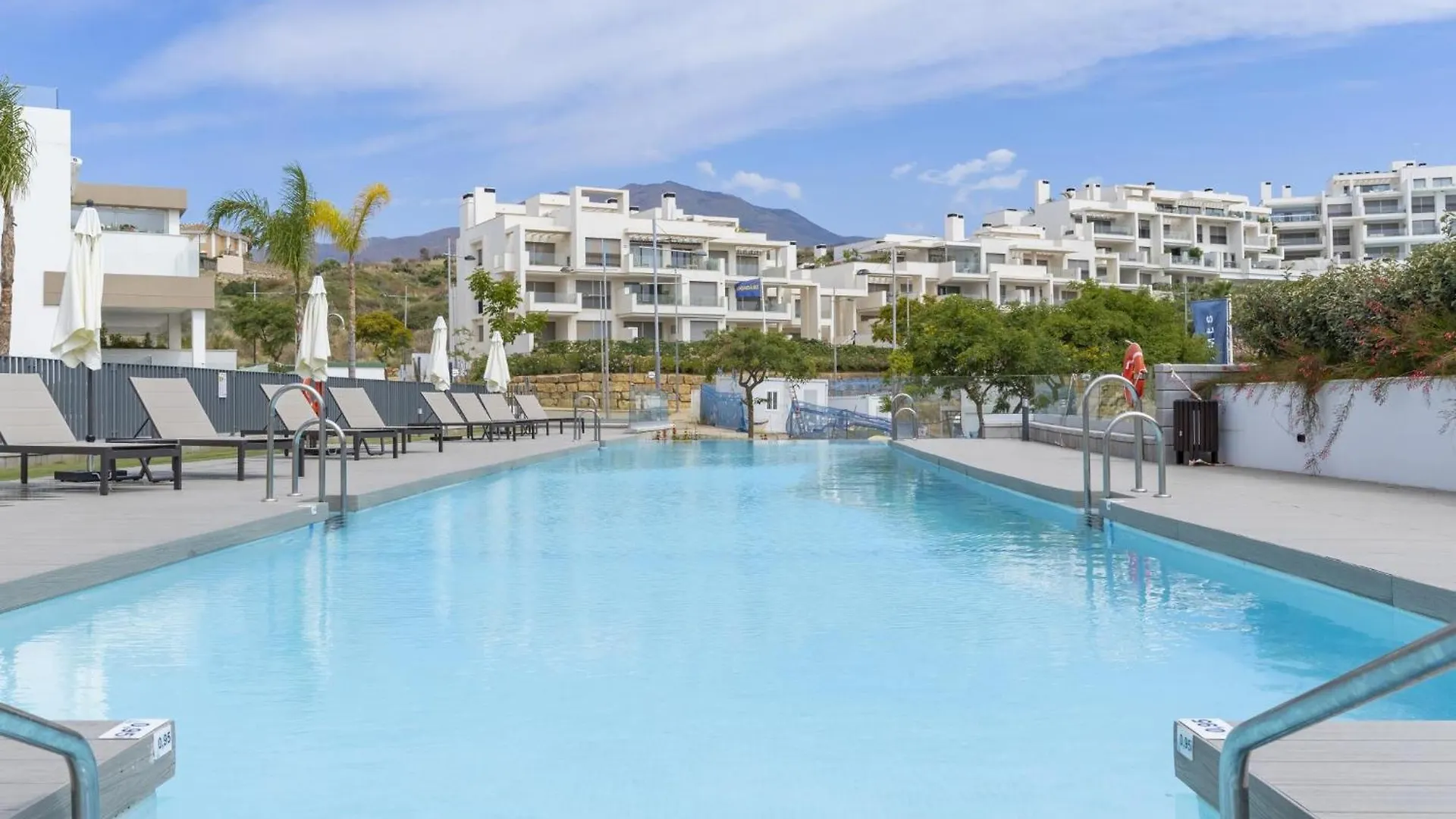 Spacious Apartment With Terrace And Garden Close To The Sea إِستيبونا