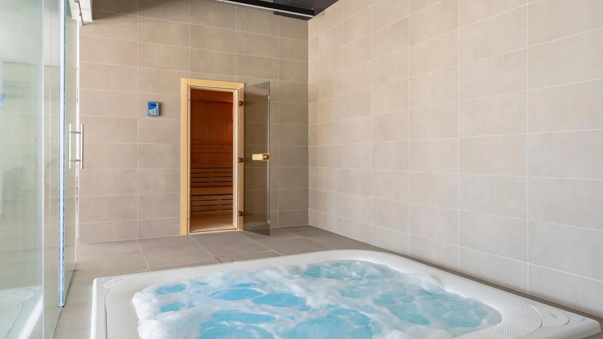 Spacious Apartment With Terrace And Garden Close To The Sea إِستيبونا